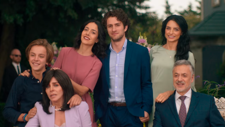 Family photo taken at the start of season 1. From left to right: Bruno, Virginia, Paulina, Julian, Elena, and Ernesto. All of them bear awkward smiles on their faces as they try to look presentable for the camera.